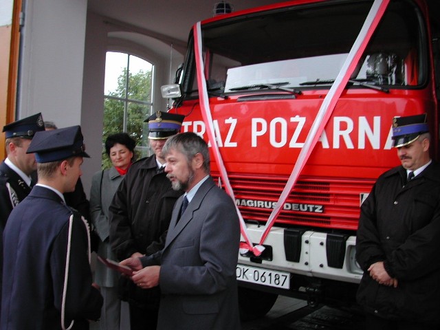 Kluczyki do nowego wozu bojowego przekazał strażakom z Miejsca Kłodnickiego Wiesław Fąfara, prezydent Kędzierzyna-Koźla.