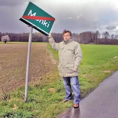 Stan lokalnych dróg jest taki, jak ta tablica. Chyli się ku kompletnej ruinie - mówi Alfred Koda. - Jestem w stanie to zmienić. I będę bronić dobrego imienia