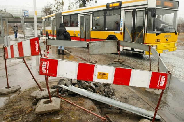 28.02.2012 wroclaw zniszczona ulica maslicka . po budowie obwodnicy na maslickiej jest sporo uszkodzen . remont maslicka obowdnica gazeta wroclawska tomasz holod / polskapresse