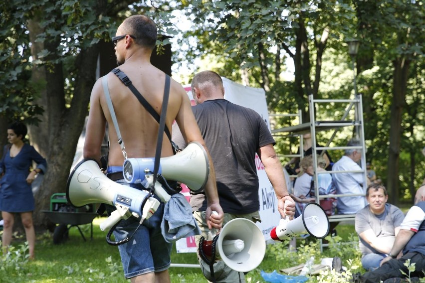 Protest w obronie sądów przed budynkiem Senatu w Warszawie