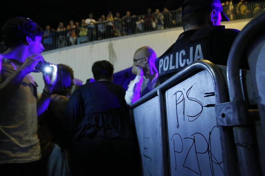 Protest w obronie sądów przed budynkiem Senatu w Warszawie