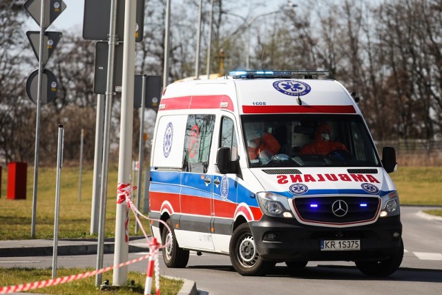 Obecnie w polskich szpitalach hospitalizowanych jest 1 157 osób. 185 z nich wymaga leczenia pod respiratorem.