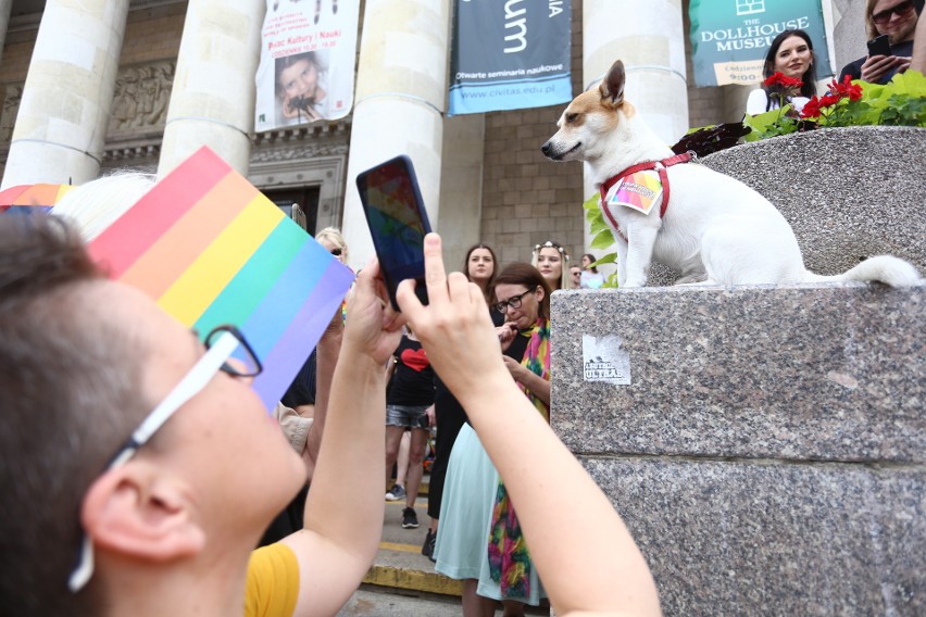 Protest w obronie LGBT pod Pałacem Kultury w Warszawie