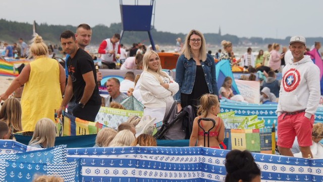 Niedziela w naszym regionie jest dość pochmurna. Mimo chłodniejszej niż w ostatnich tygodniach aury, w niedzielne południe wczasowiczów na plaży w Mielnie nie brakowało.Zobacz zdjęcia! >>>