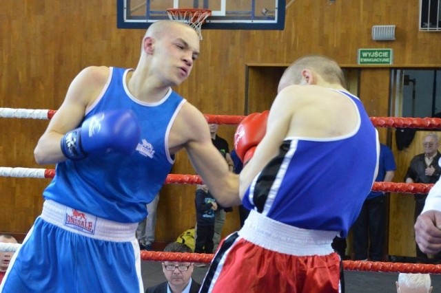 Maksymilian Gibadło w finale kat. do 69 kg pokonał przed czasem Kamila Czecha.