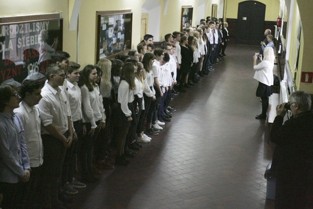 "Rekord dla Niepodległej". Prawie 500 osób odśpiewało hymn na korytarzu II LO.