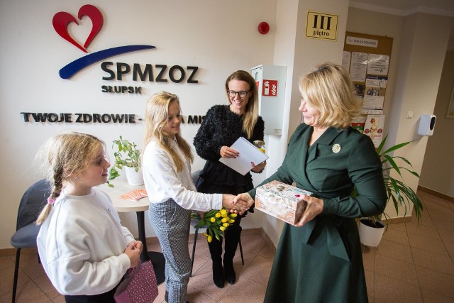 Uczniowie SP 11 w Słupsku zbierali pieniądze w miejskiej przychodni. Zebrali 458 złotych! W ten sposób wspierają Fundację Szczęśliwe Dzieciństwo