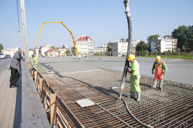 W piątek rano rozpoczęto wylewanie płyty głównej mostu na ul. Niemodlińskiej w Opolu.