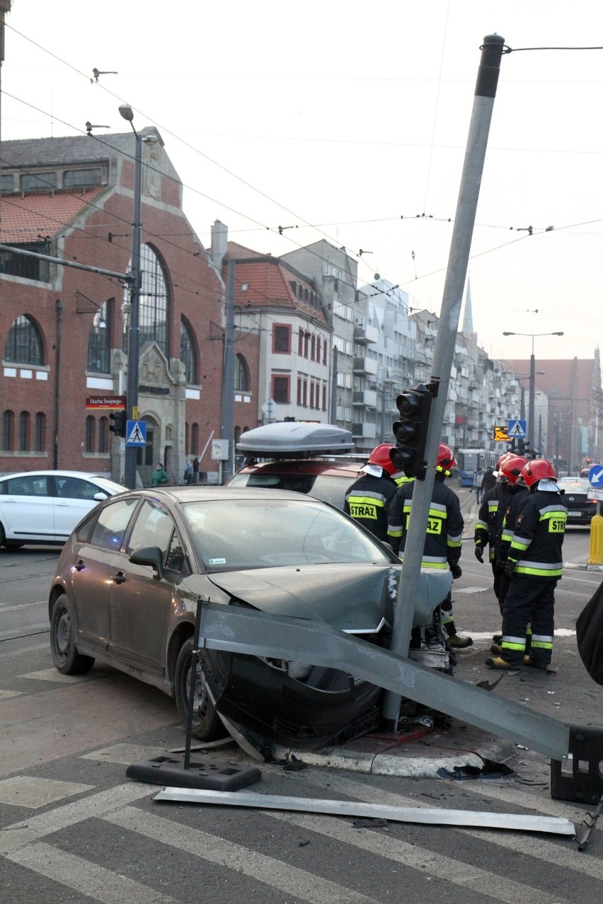 Wypadek przy Hali Targowej. Jedna osoba ranna [ZDJĘCIA]