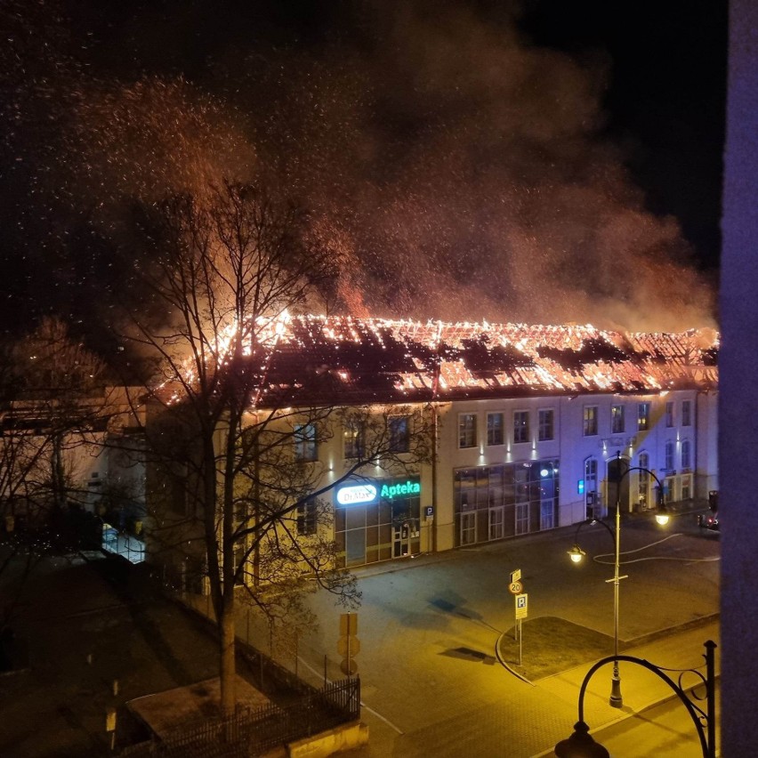 Ełk. Pożar galerii w centrum miasta! W płomieniach stanął dach parku handlowego przy ulicy Mickiewicza