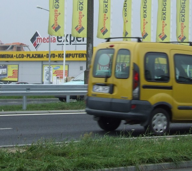 Internauta zwrócił uwagę na to, że bez samochodu trudno dotrzeć do marketu za dwupasmówką. Do Nowych Polkowic również.