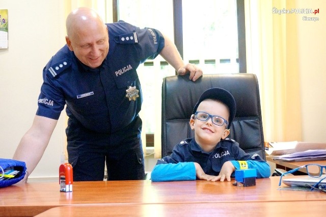 Cieszyńska policja sprawiła choremu Szymkowi niezwykły prezent z okazji Dnia Dziecka. Zobacz kolejne zdjęcia. Przesuwaj zdjęcia w prawo - naciśnij strzałkę lub przycisk NASTĘPNE
