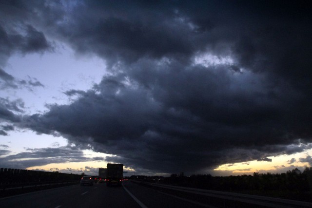 Wieczorem i w nocy w Polsce pojawiły się bardzo ciemne chmury.