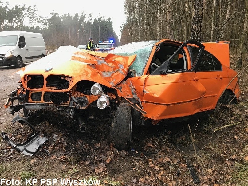 Leszczydół-Nowiny: wypadek BMW. Kierowca uderzył w drzewo, zabrała go karetka
