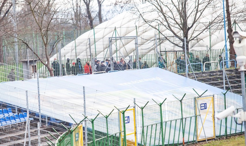 Hutnik Kraków - Znicz Pruszków. Kibice obserwujący mecz zza...