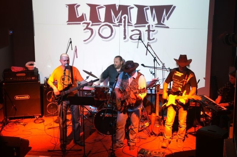 Zespół Limit zagrał utwory z gatunku rocka i bluesa.