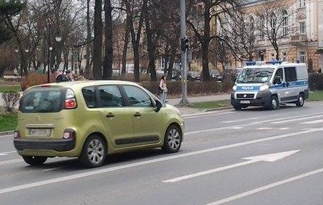 Wypadek w Radomiu. Potrącenie na skrzyżowaniu ulic...