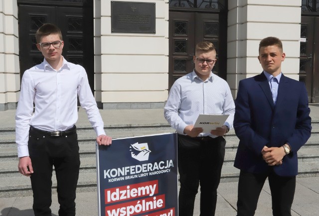 Członkowie radomskiej młodzieżówki partii Korwin: stoją od lewej: Filip Kozyra, Marcel Pajestka oraz Adrian Śwircz.