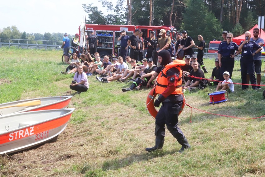 Pokaz ratownictwa wodno-nurkowego odbył się nad zalewem Jagodno w gminie Przytyk. Strażacy zaprezentowali swoje umiejętności - zdjęcia, film