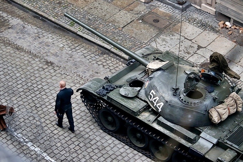 Steven Spielberg już Wrocławiu. Na Mierniczej strefa zamknięta. Kręcą film (ZDJĘCIA)