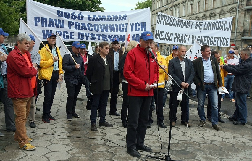 Pracownicy PGE Dystrybucja protestowali w Łodzi w obronie praw pracowniczych [ZDJĘCIA]