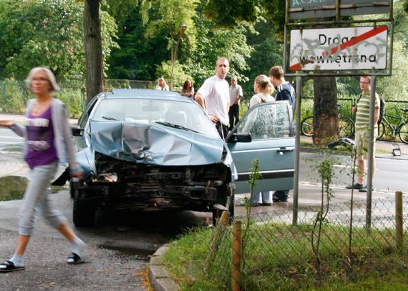 Wypadek przy ulicy Nad Śluzami. Kierowca uderzyl na zakrecie...