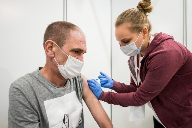 Szczepienia przeciwko COVID-19 w punkcie szczepień w Bydgoszczy