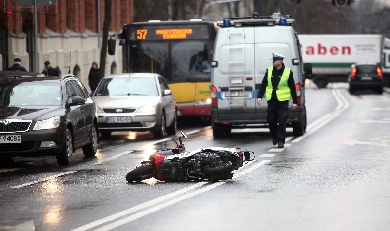 Wypadek na ul. Sienkiewicza. Jadący skuterem potrącony przez auto