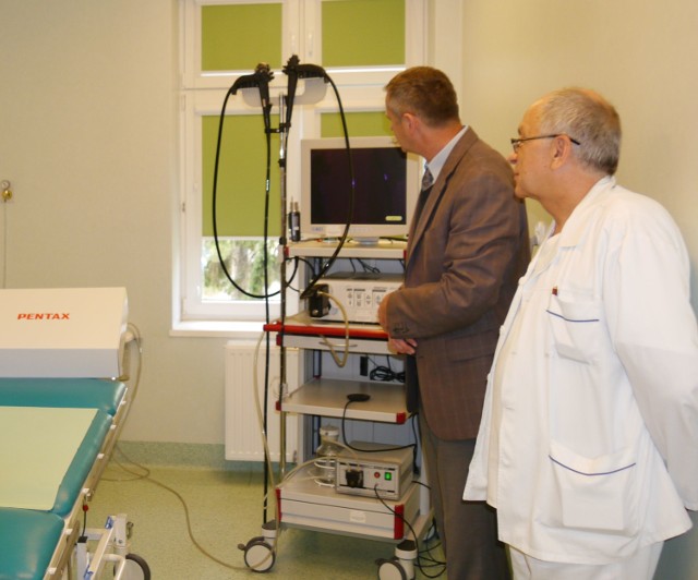 Dyrektor Marek Bruzdowicz (z lewej) ogląda nowy nabytek szpitala powiatowego w Rypinie
