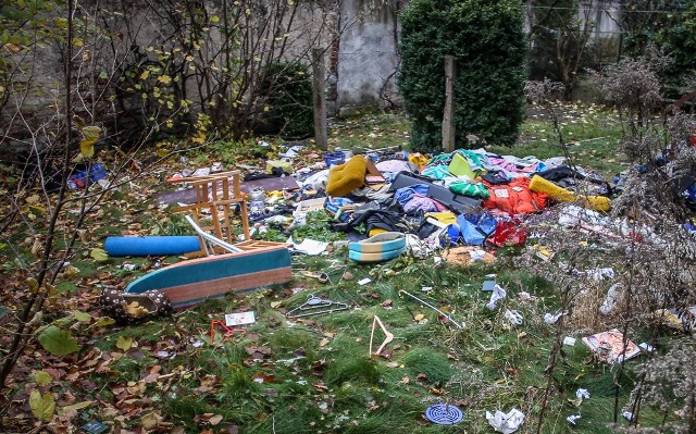 W poniedziałek uciążliwy  lokator budynku przy ul. Grunwaldzkiej 222 powyrzucał przez okno sprzęty ze swojego mieszkania