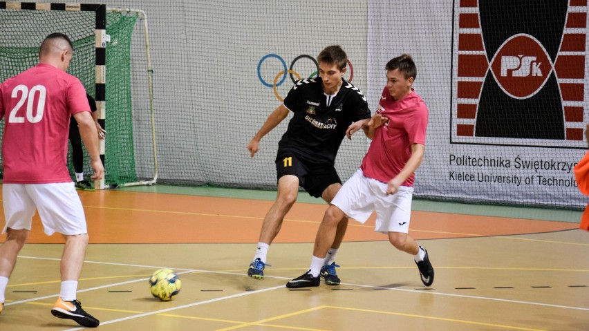 Ciekawe mecze w drugiej kolejce Kieleckiej Ligi Futsalu. Tylko dwie drużyny mają na koncie komplet zwycięstw [DUŻO ZDJĘĆ]