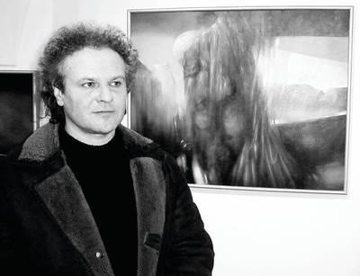Jacek Wróbel przy jednej ze swoich prac wystawianej w Galerii Miejskiej, grudzień 2001 r. Fot. Janusz Smoliński