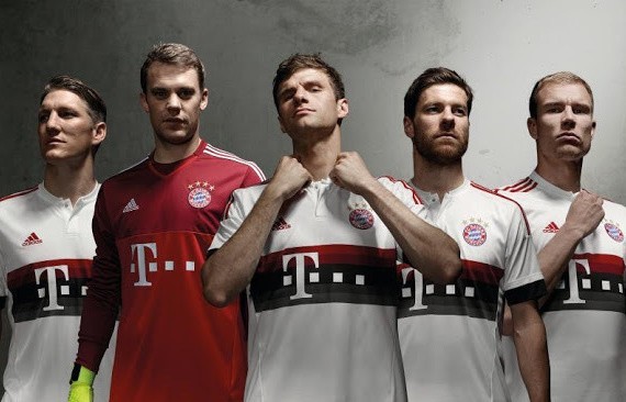 Nowy "wyjazdowy" Bayern - 5-odcieniowy pas na klatce piersiowej (GALERIA) |  Gol24