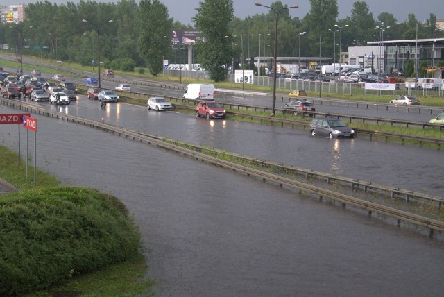 Rok 2015. 20 lipca nad Sosnowcem przeszła burza. Po ulewie na S86 na wysokości salonu Mercedesa powstało ogromne zalewisko. Droga była zablokowana przez ponad godzinęZobacz kolejne zdjęcia. Przesuwaj zdjęcia w prawo - naciśnij strzałkę lub przycisk NASTĘPNE
