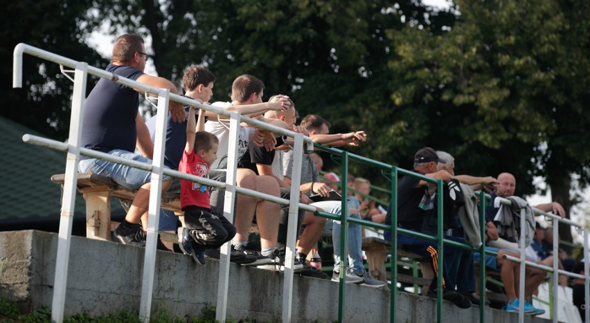 Piłkarze z Trzebowniska (na zielono) nie dali szans rywalom...