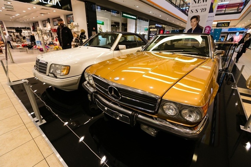 Zabytkowe samochody w Galerii Kaskada. Wystawa Mercedes-Benz [ZDJĘCIA]      