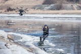 Na dworze mróz, a oni postanowili pośmigać po Warcie na desce do wakeboardingu [WIDEO]