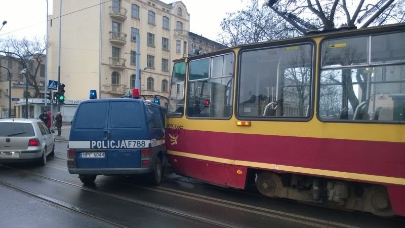 Wypadek na ul. Pomorskiej. Radiowóz zderzył się z tramwajem [zdjęcia]
