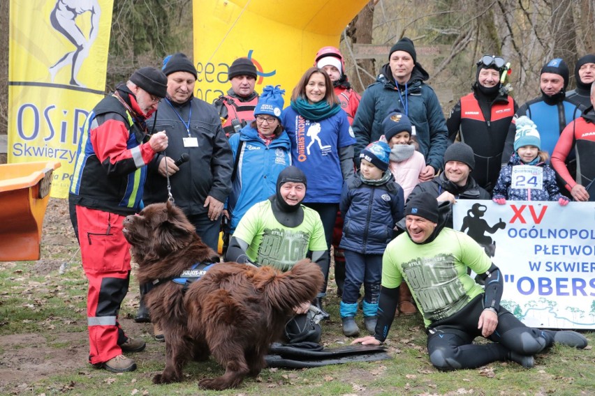 To prawdziwi twardziele! Zmierzyli się z lodowatą wodą i konarami zatopionych drzew [ZDJĘCIA, WIDEO]