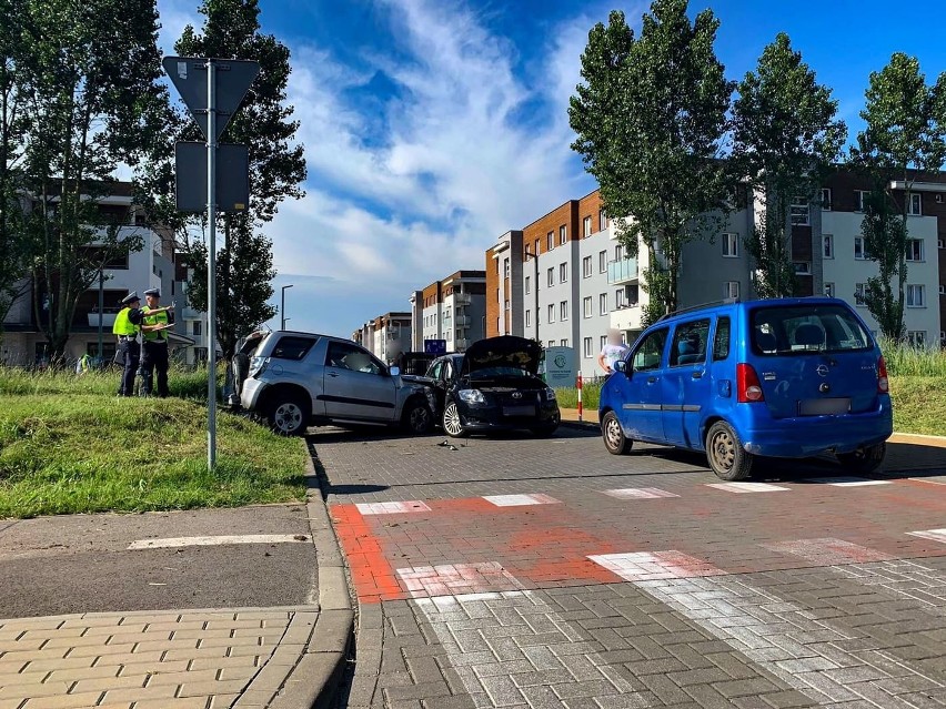 Białystok. Karambol 6 aut na ul. 42 Pułku Piechoty. Dwie osoby w szpitalu (zdjęcia)