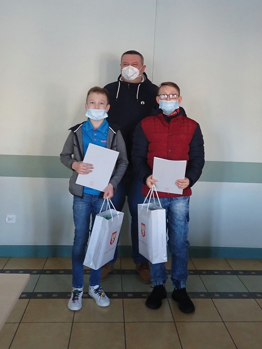 Ostrołęka. Prezydent Łukasz Kulik nagrodził dwóch nastolatków, którzy udzielili pierwszej pomocy potrzebującemu mężczyźnie