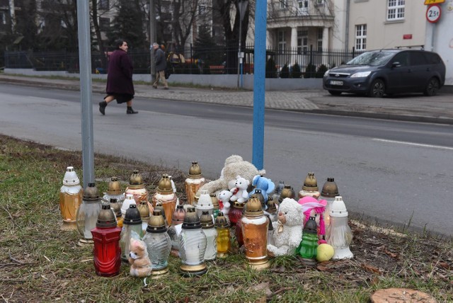 Pluszowe misie i palące się znicze przypominają na miejscu wypadku przy Szosie Chełmińskiej o wielkiej tragedii, a jednak w tym miejscu ludzie wciąż narażają życie.