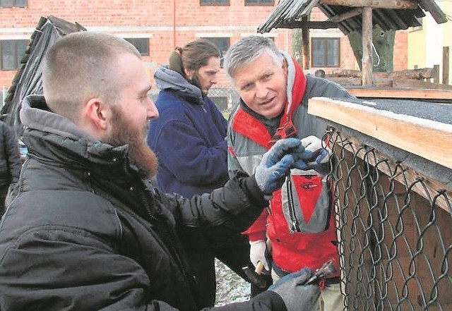 Radny Władysław Burzawa wraz z synami już pracuje nad  szopką, która stanie przy kościele Świętego Franciszka