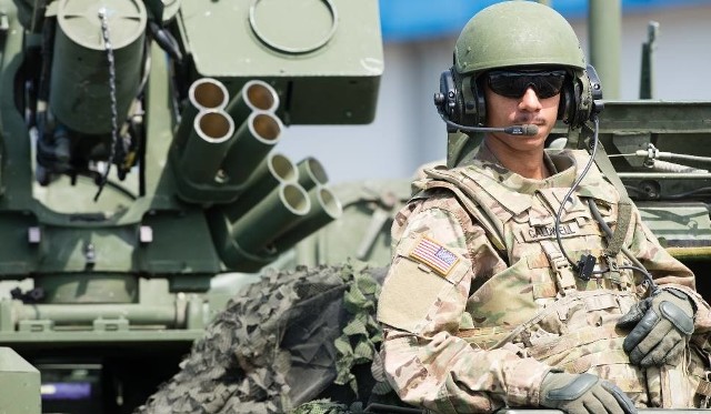 To prawda - prawdziwy amerykański żołnierz robi wrażenie (tu: ćwiczenia Anakonda 2016). Ale w sieci polują na kobiety oszuści