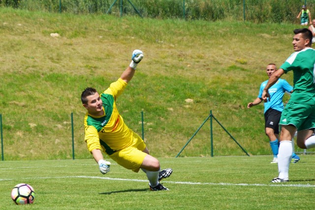 Kamil Szewczyk (z prawej) ze spokojem trafia do siatki