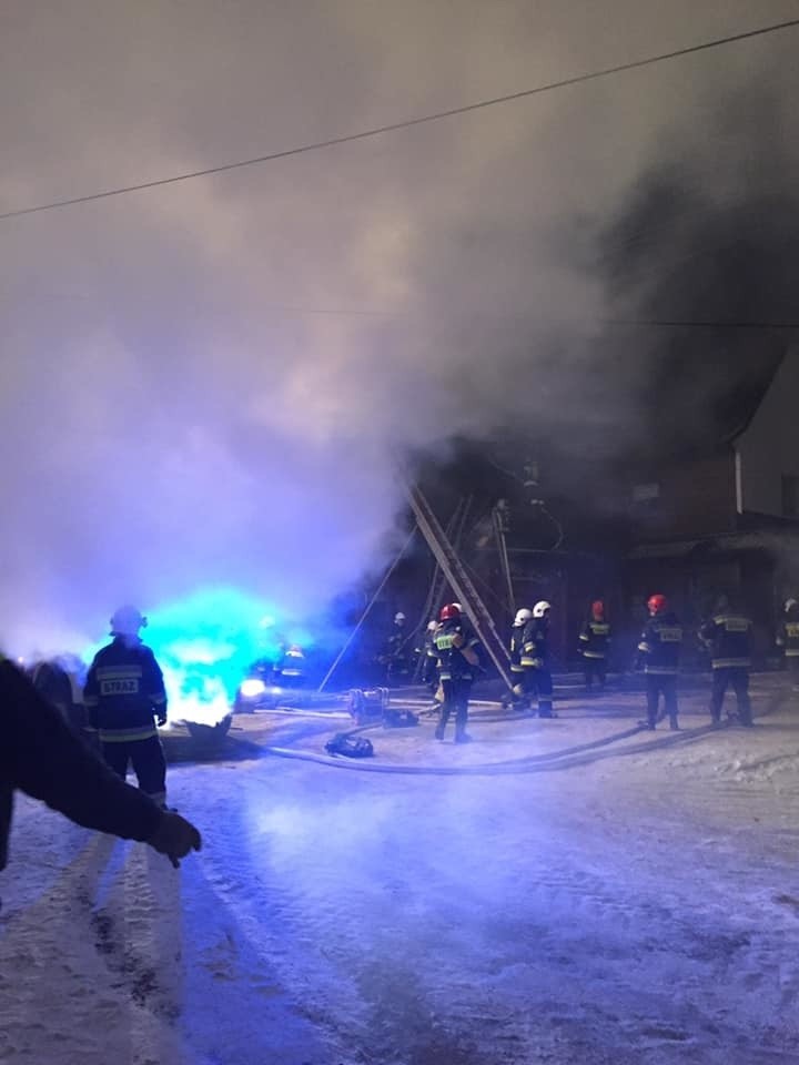 Krzyżówka. 80 strażaków prawie osiem godzin walczyło z pożarem pensjonatu Gawęckówka [ZDJĘCIA]