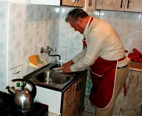 Mieszka samotnie i sam radzi sobie w kuchni.