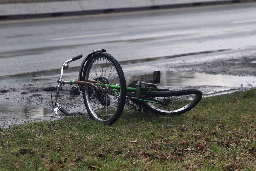 Wypadek dwóch aut i potrącenie rowerzysty na Karkonoskiej 