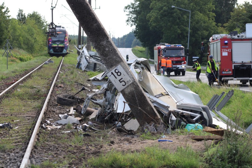 Groźny wypadek na przejeździe kolejowym w Dworku. Relacja świadka [ZDJĘCIA]