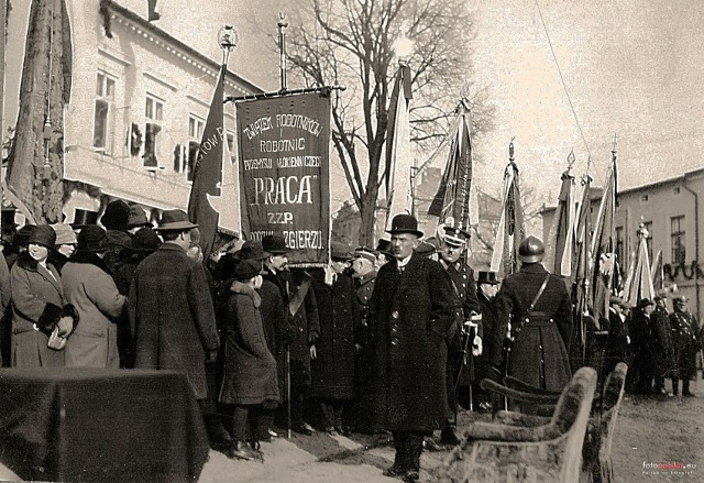 27 lutego 1927 na Starym Rynku w Zgierzu odbyła się uroczystość o randze ogólnopolskiej - przysięgę złożyli żołnierze 31 Pułku Strzelców Kaniowskich, któremu wręczono nowy sztandar. Ufundowali go obywatele powiatu łódzkiego w tym społeczeństwo Zgierza (kombatanci, instytucje, stowarzyszenia).